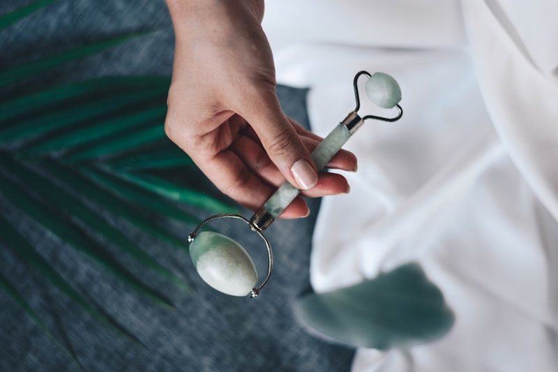 Jade Roller Doble Cabeza — roller facial en mano