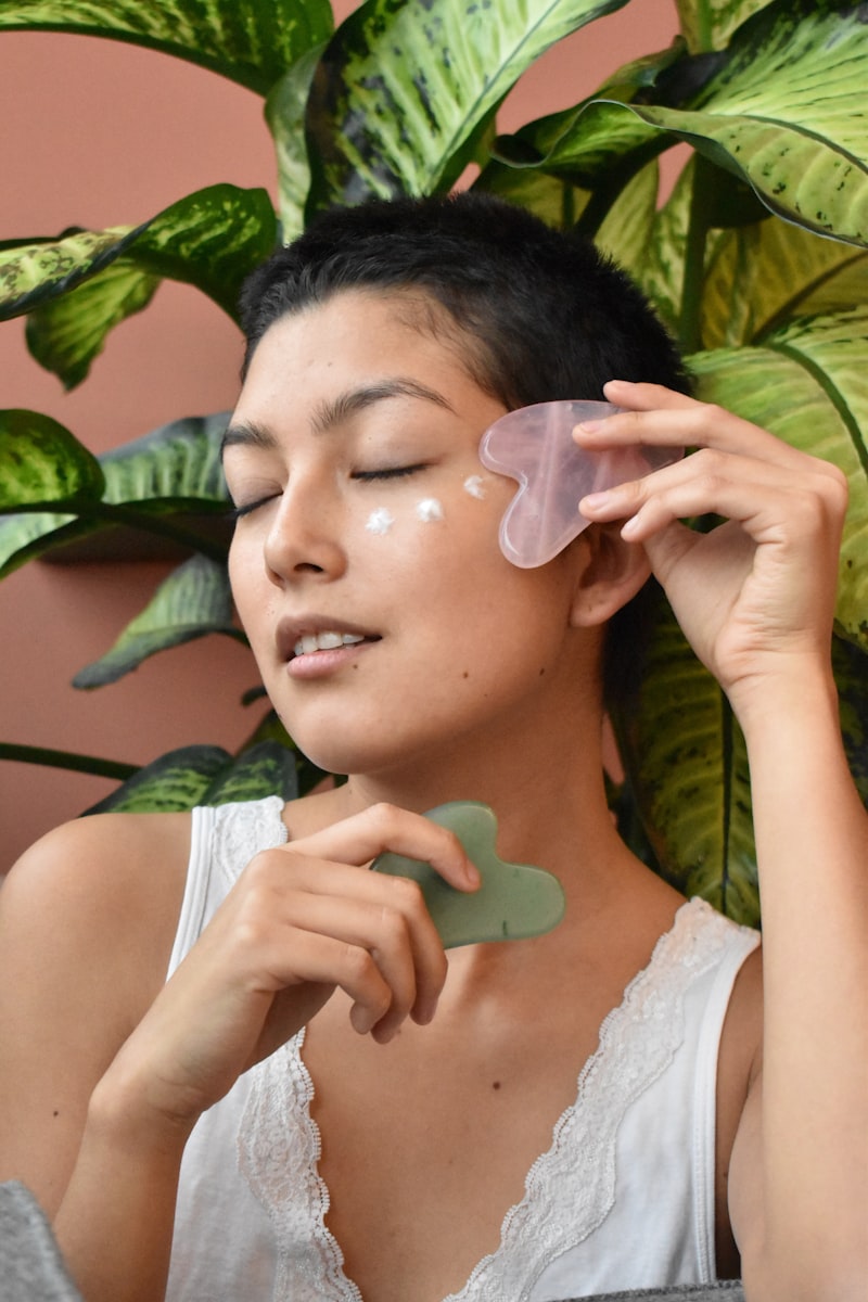 Gua Sha Facial — mujer usando piedra gua sha verde